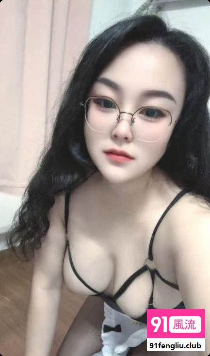 舌吻眼镜骚女兰兰